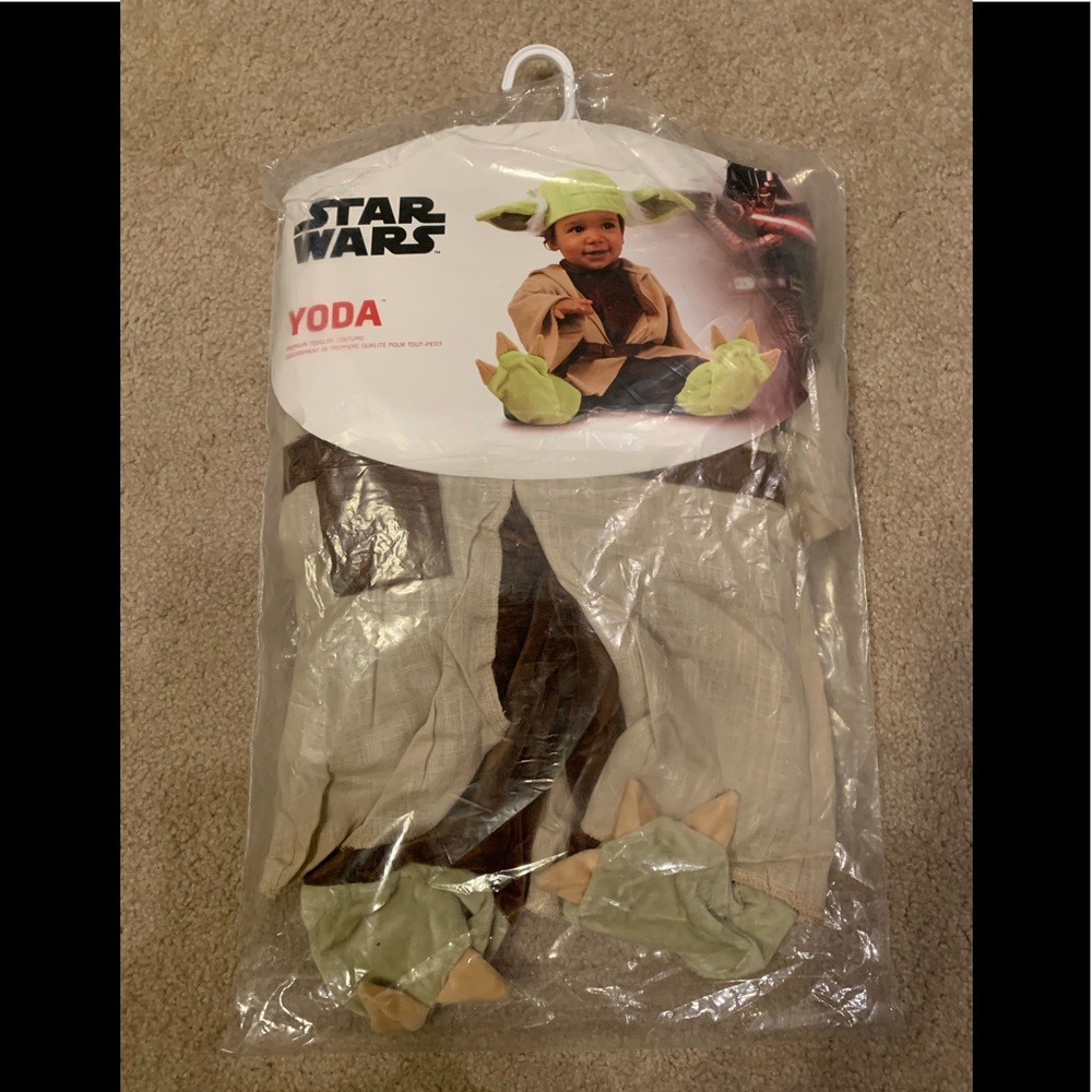 Baby Yoda newborn baby costume.